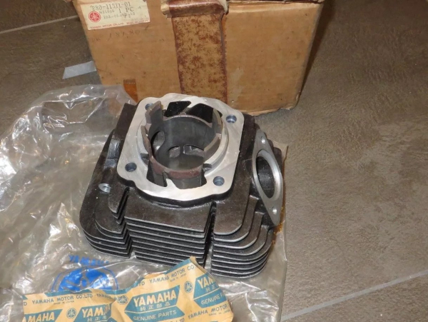 Yamaha DS7 left cylinder Original NOS 280-11311-01 Genuine spare part – MG-Teileshop